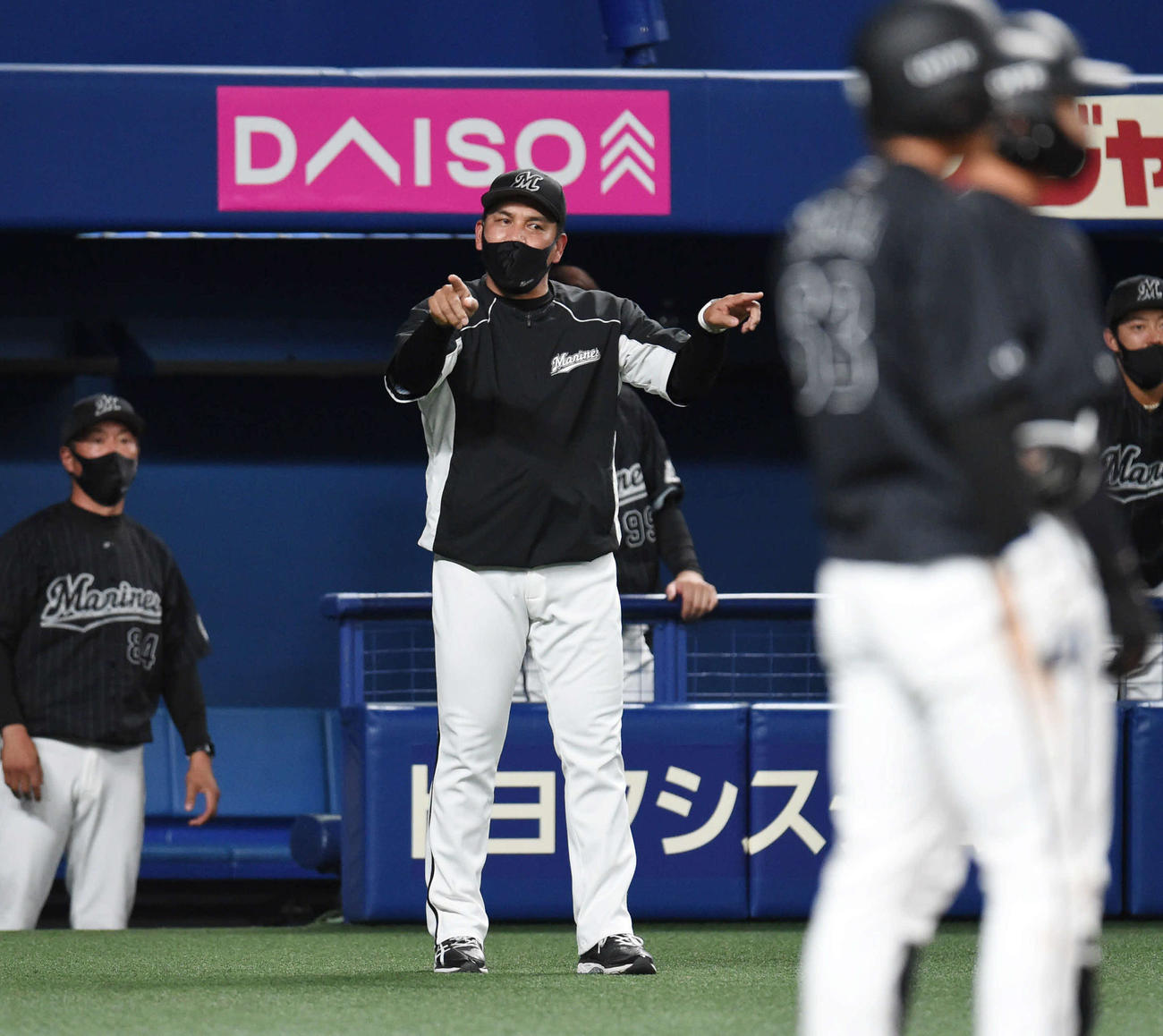 中日対ロッテ　9回表ロッテ2死二、三塁、中村奨の本塁憤死にリプレイ検証を求める井口監督（撮影・森本幸一）