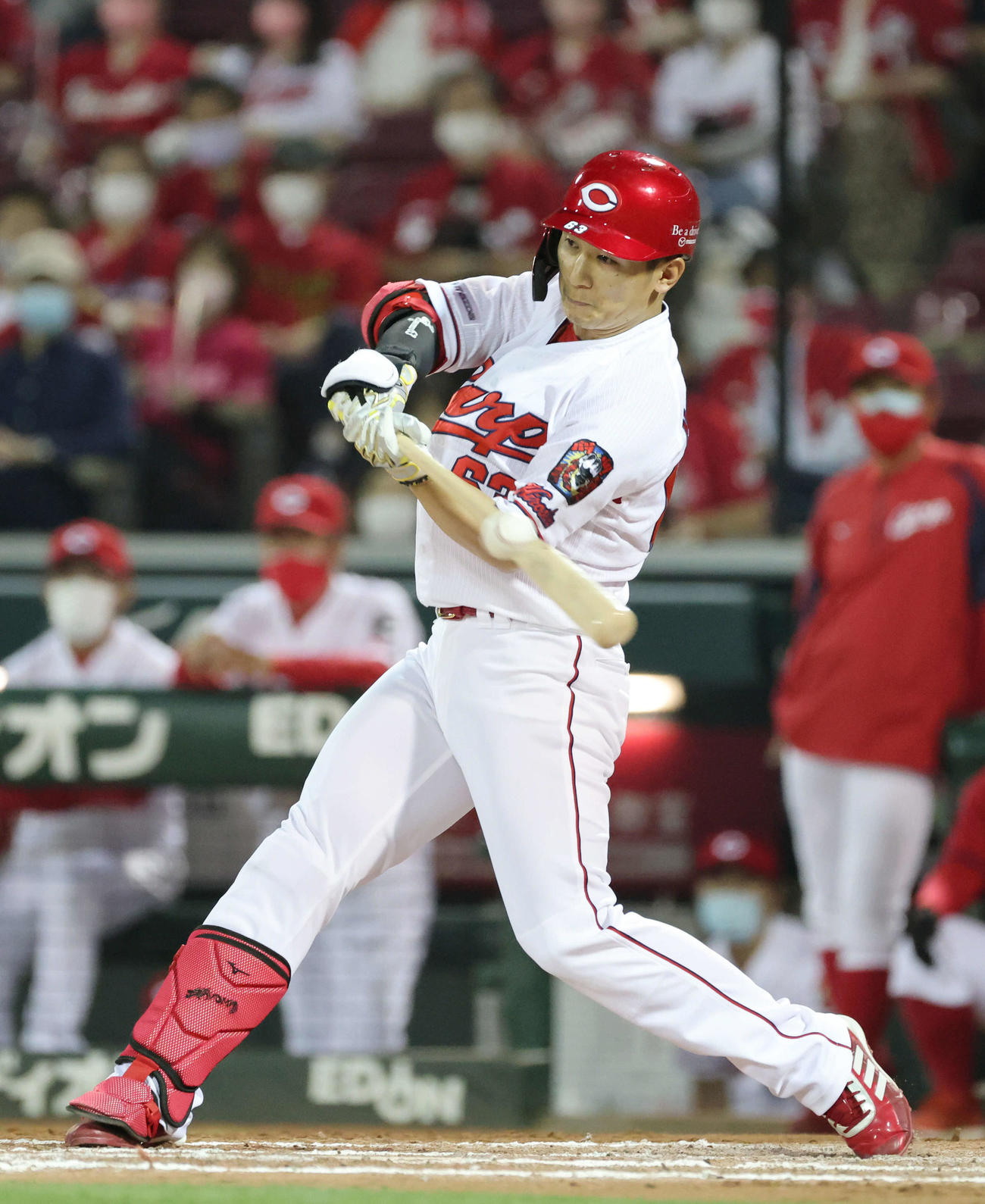 広島対日本ハム　6回裏広島2死一、二塁、西川は左先制2点適時二塁打を放つ（撮影・加藤孝規）