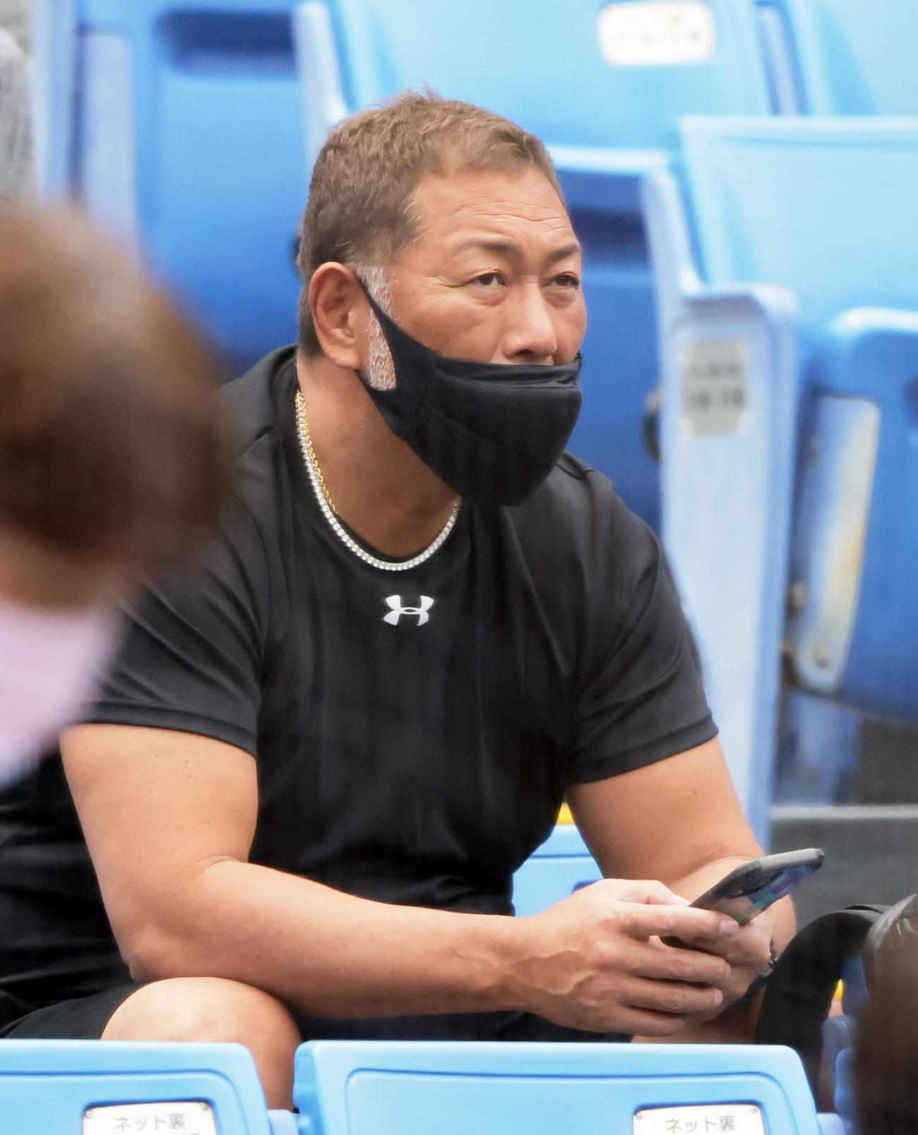 スタンドから試合を見つめる清原氏（撮影・足立雅史）