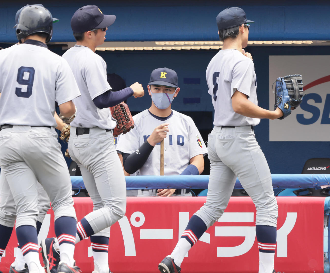 東大対慶大　バットを手にベンチから試合を見つめる慶大・清原（撮影・足立雅史）