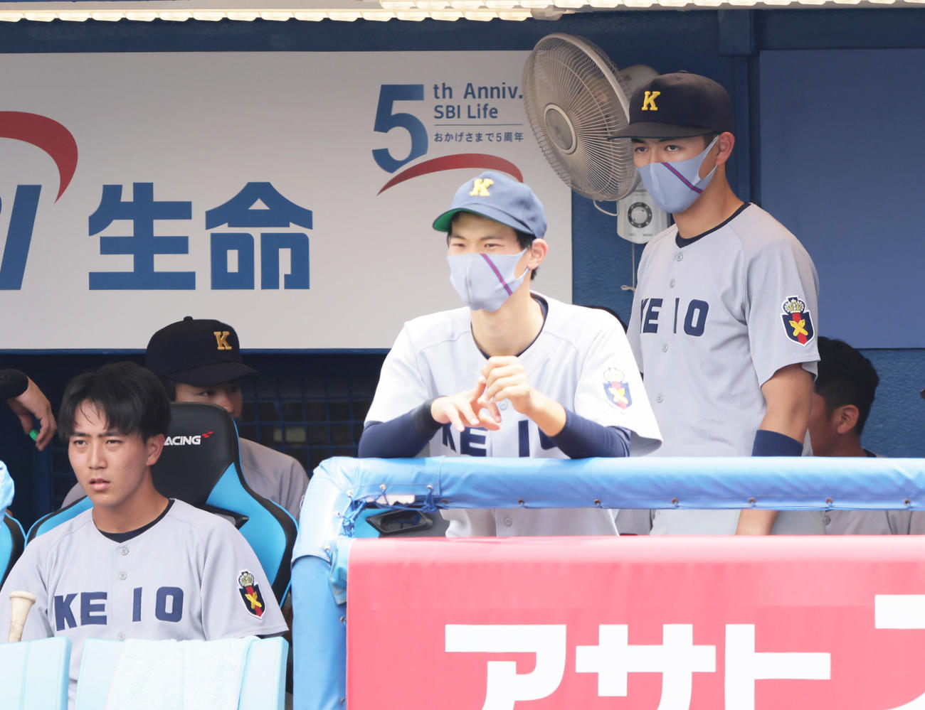 東大対慶大　ベンチから試合を見つめる慶大・清原（右端）（撮影・足立雅史）
