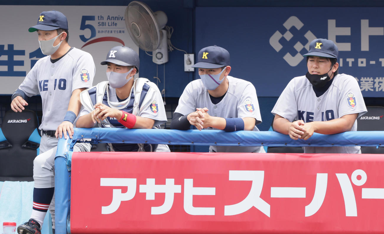 東大対慶大　ベンチから試合を見つめる慶大・清原（右から2人目）（撮影・足立雅史）