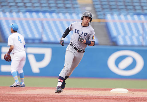 東大対慶大　7回裏慶大1死、右飛に倒れた清原（撮影・足立雅史）
