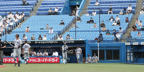東京6大学野球春季フレッシュトーナメント　東大対慶大　7回裏慶大1死、打席に入る清原正吾（左端）を見つめる父清原和博氏（スタンド右端前方から3人目）（撮影・足立雅史）