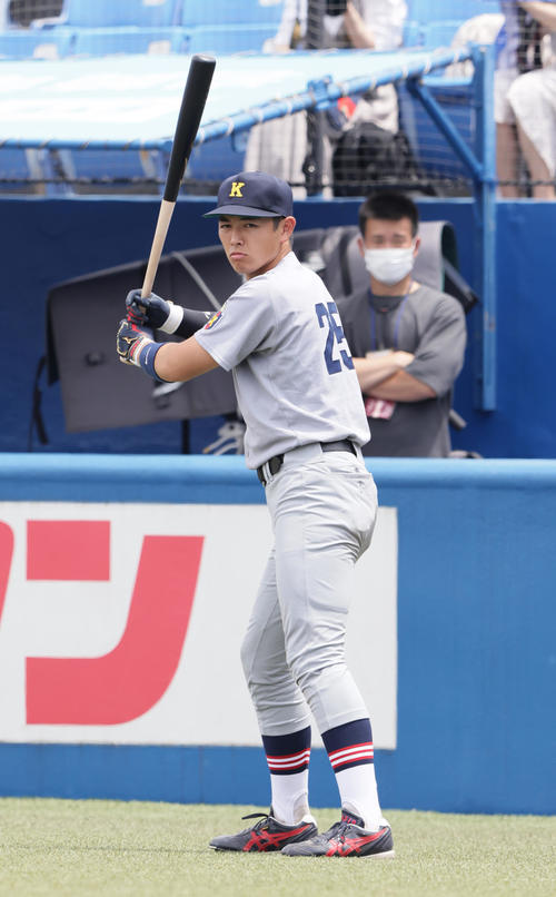 試合前、ベンチ前で素振りする慶大・清原（撮影・足立雅史）