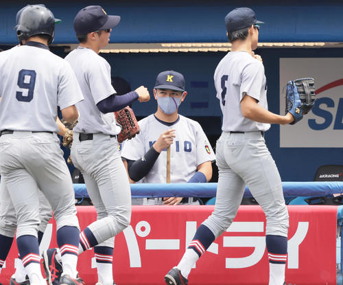 東大対慶大　バットを手にベンチから試合を見つめる慶大・清原（撮影・足立雅史）
