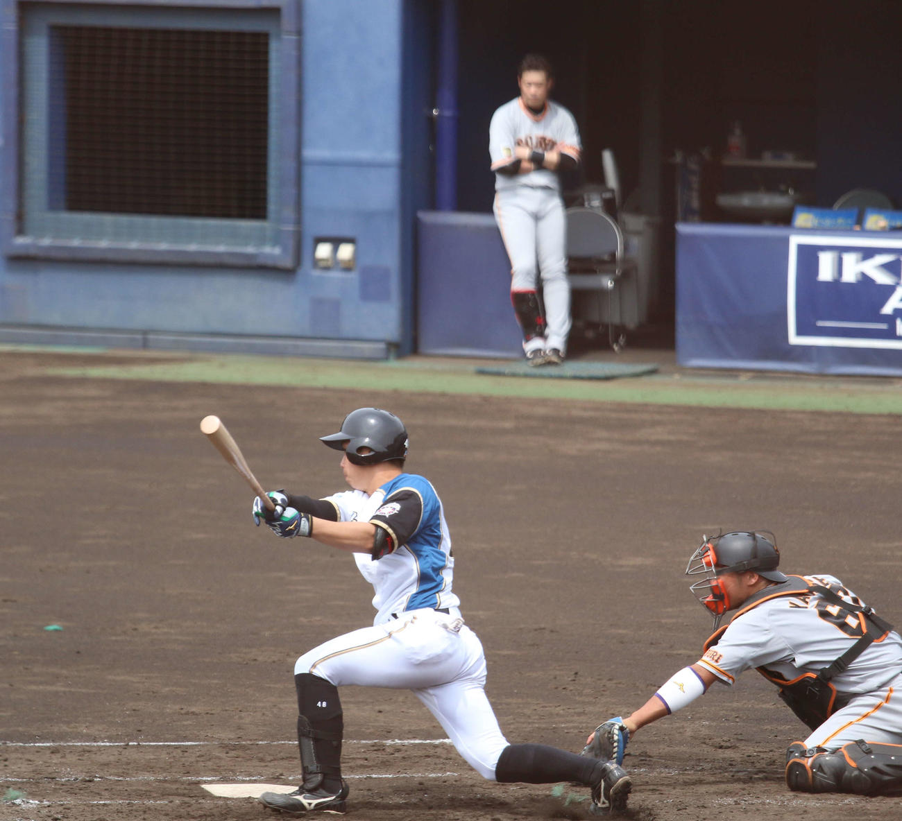 イースタン・リーグ　日本ハム対巨人　2回裏2死二、三塁　先制の中前適時打を放つ日本ハム上野（後方は巨人亀井）（撮影・木下大輔）
