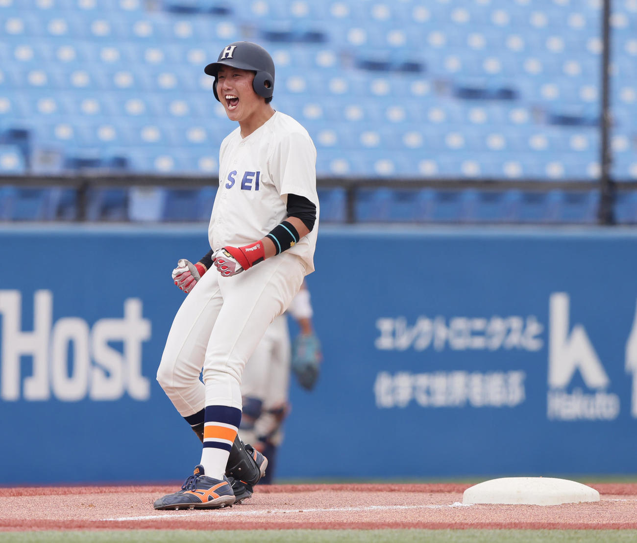 明大対法大　6回裏法大1死二塁、右中間へ適時三塁打を放ち笑顔を見せる内海貴（撮影・足立雅史）