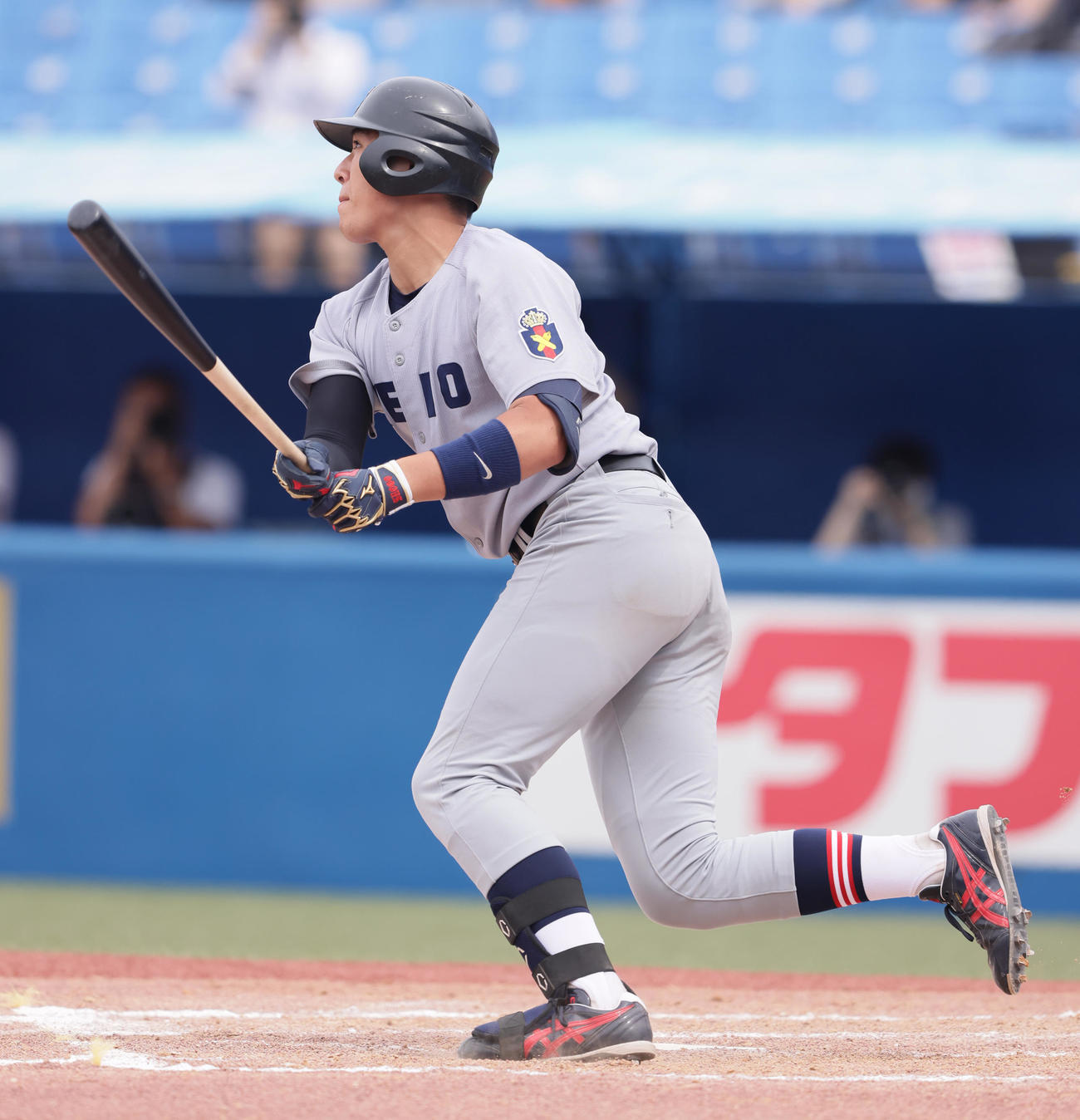 東大対慶大　7回裏慶大1死、右飛に倒れた清原（撮影・足立雅史）