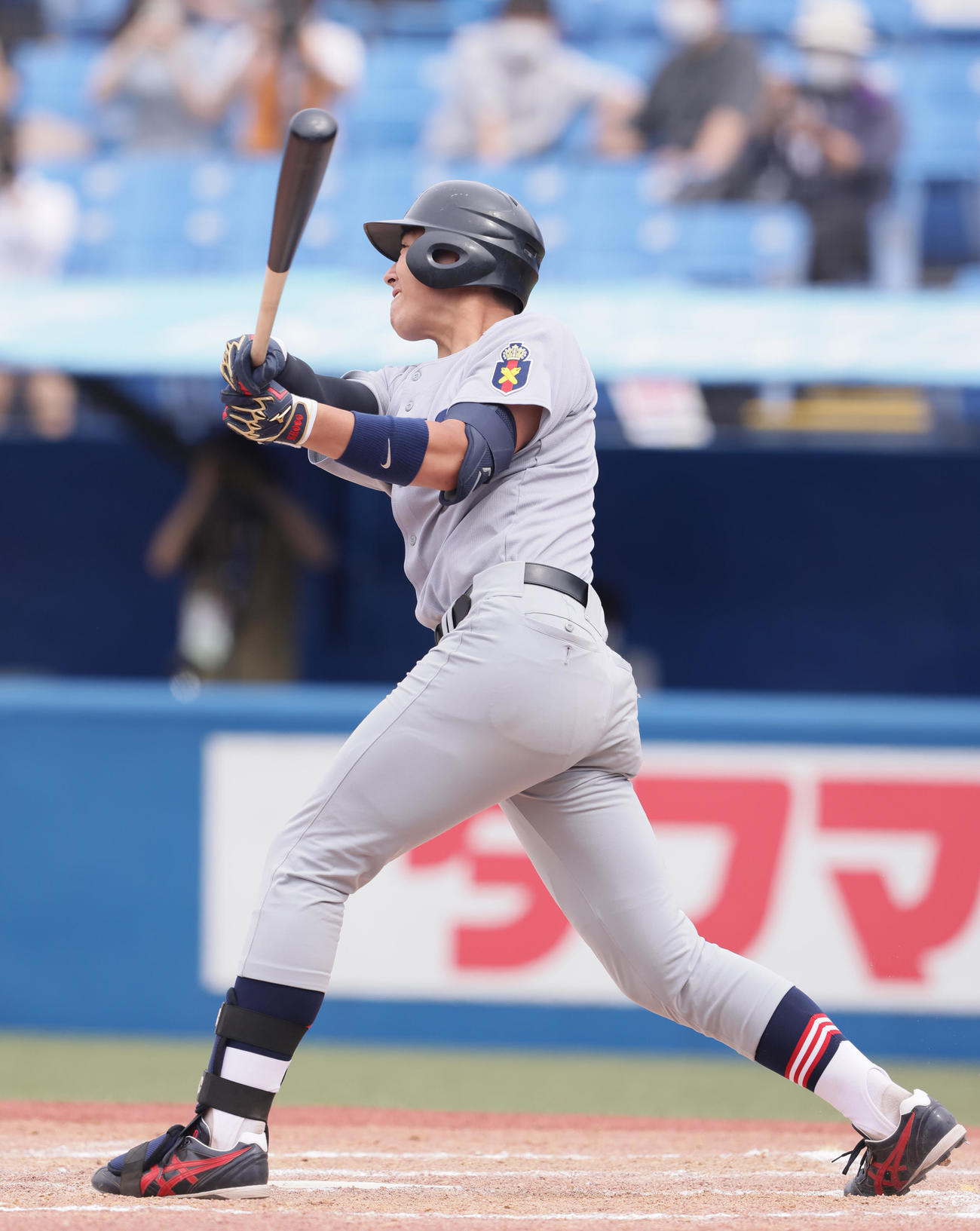 東大対慶大　7回裏慶大1死、右飛に倒れた清原（撮影・足立雅史）