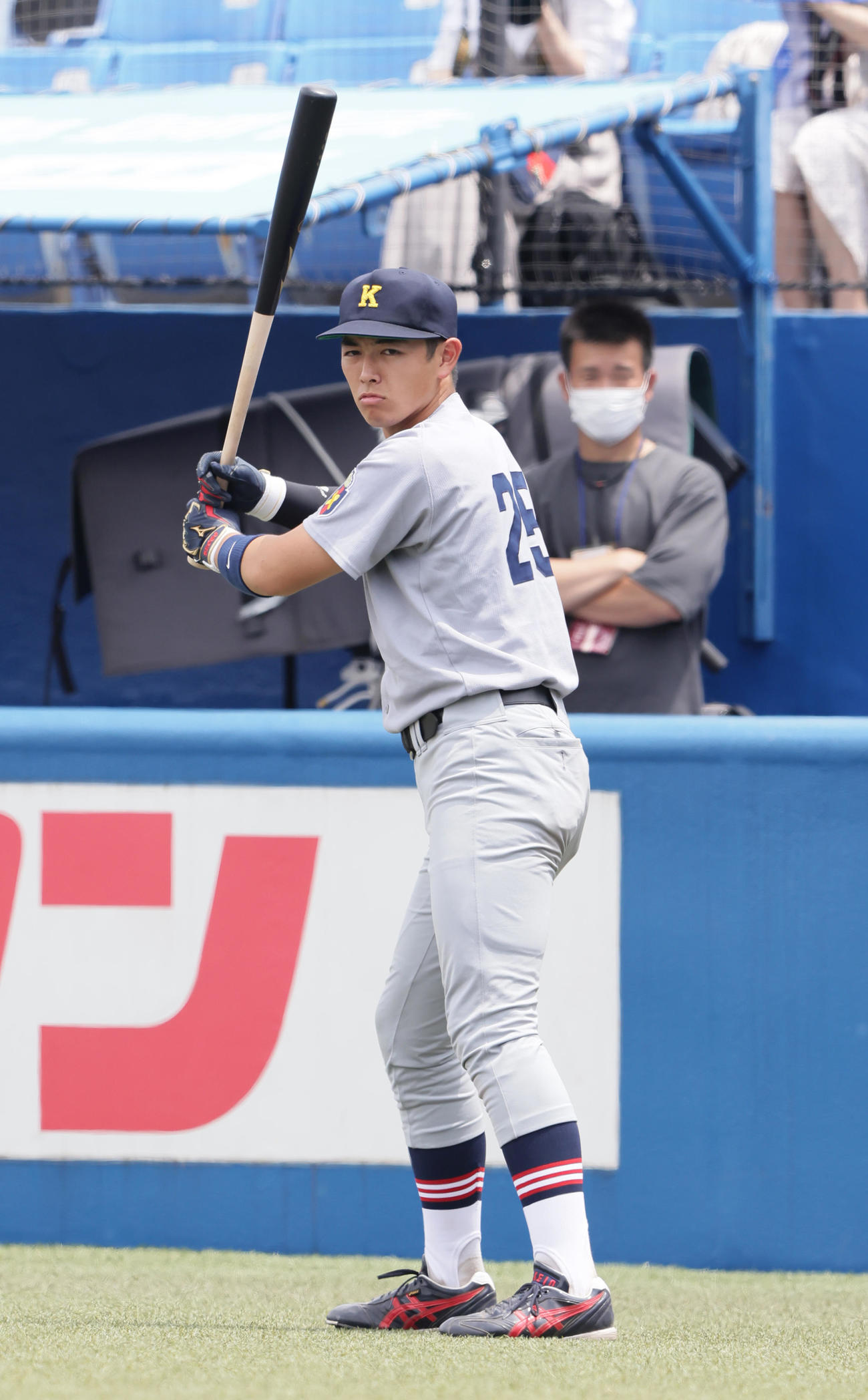 試合前、ベンチ前で素振りする慶大・清原（撮影・足立雅史）