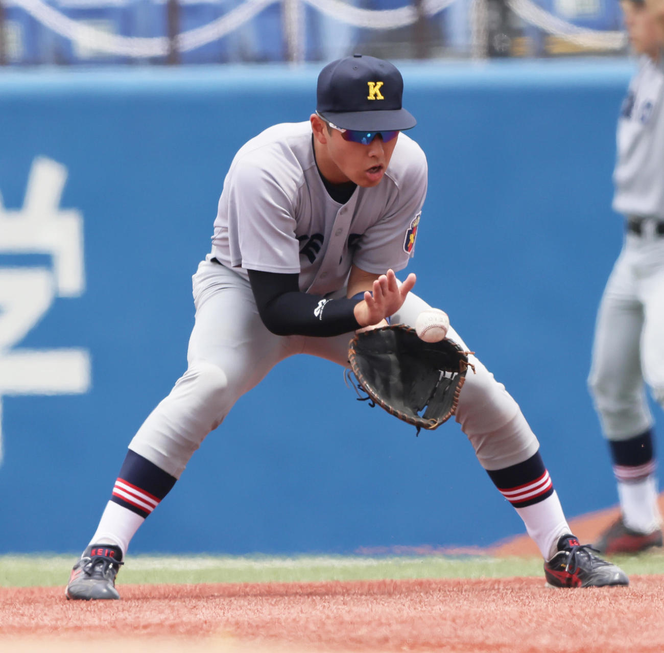 試合前、ノックを受ける慶大・清原（撮影・足立雅史）