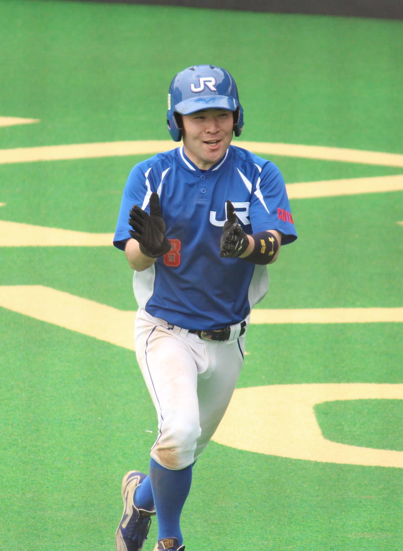 JR千葉対明治安田生命　4回表JR千葉1死二塁、生還して同点のホームを踏み笑顔でベンチに戻る椎名（撮影・保坂恭子）