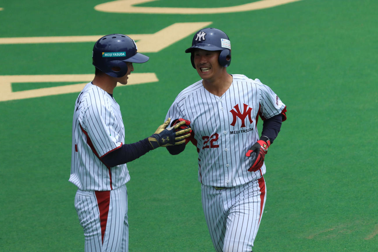 JR千葉対明治安田生命　4回裏明治安田生、1死、勝ち越しソロを放ち、森（左）とハイタッチを交わす道端（撮影・勝部晃多）