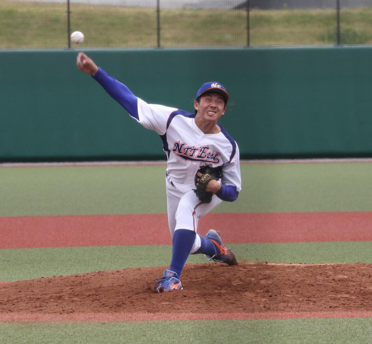 NTT東日本－日本ウェルネススポーツ大　力投するNTT東日本の片山（撮影・鈴木正章）