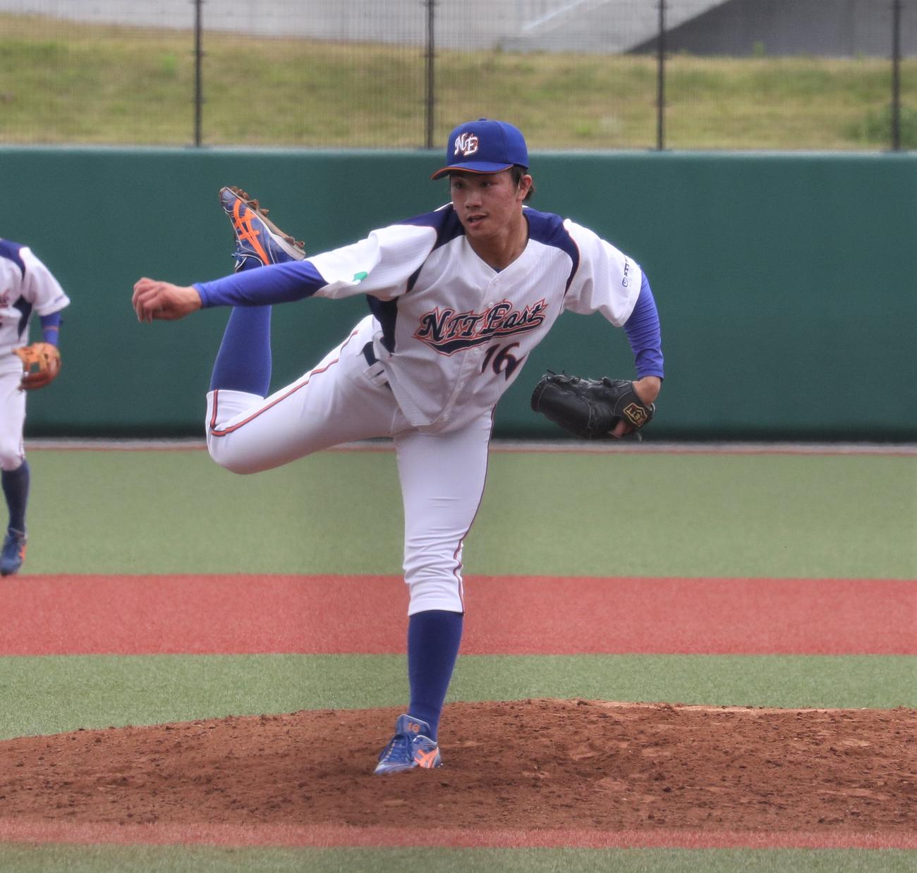 NTT東日本－日本ウェルネススポーツ大　力投するNTT東日本の片山（撮影・鈴木正章）