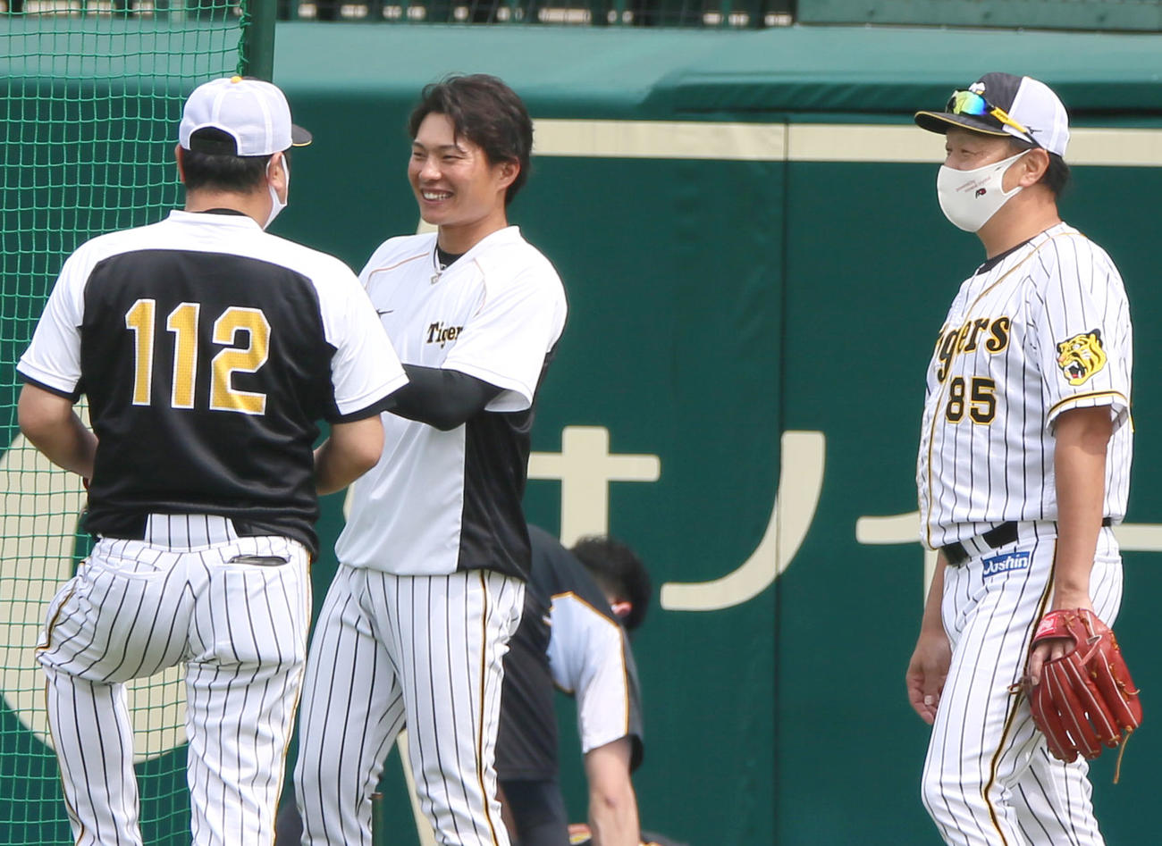 阪神対オリックス　1軍に合流し笑顔で話す北條（中央）（撮影・上山淳一）