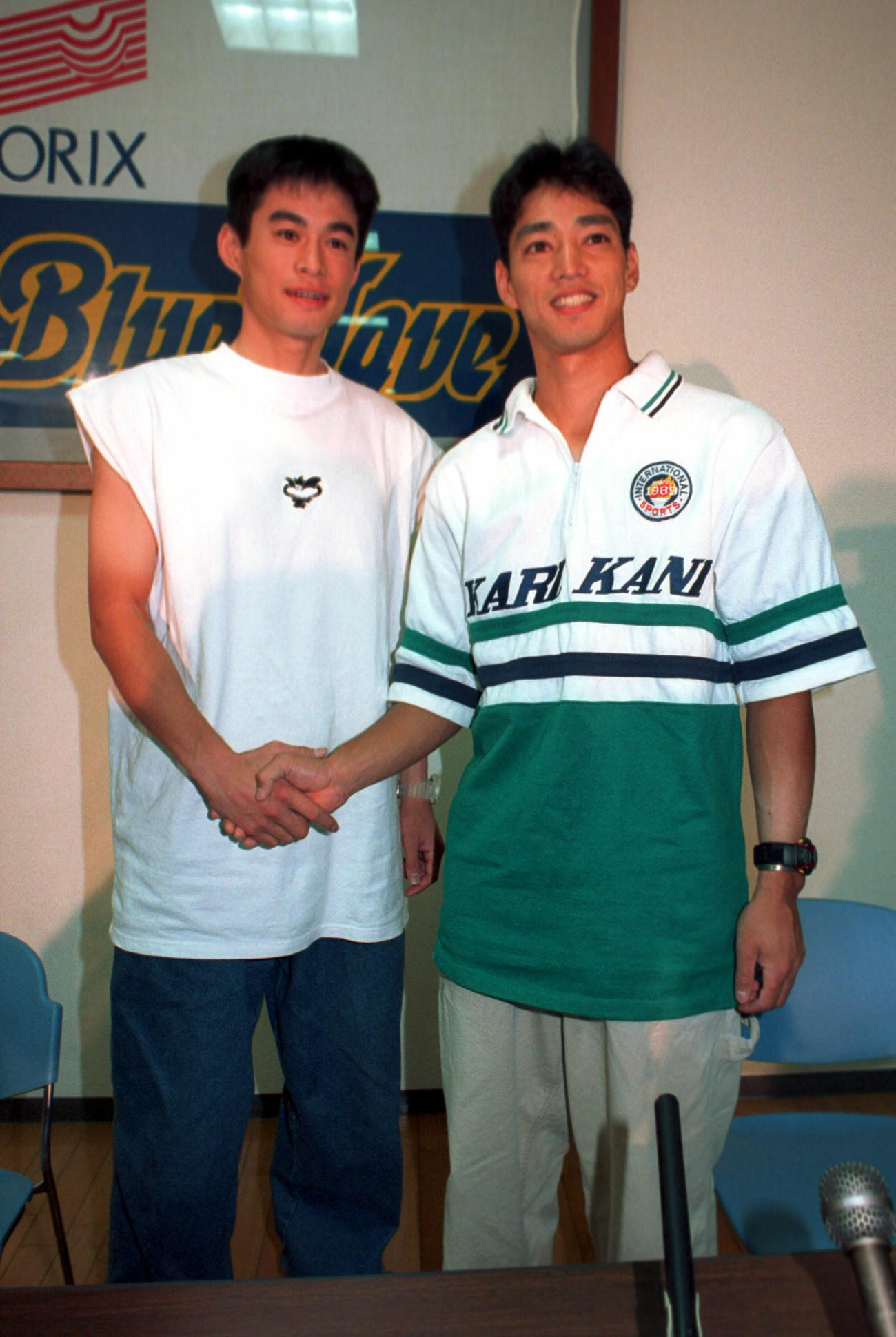 ファン投票で球宴出場が決まり握手を交わすオリックス・イチロー（左）と田口壮（1997年7月14日撮影）