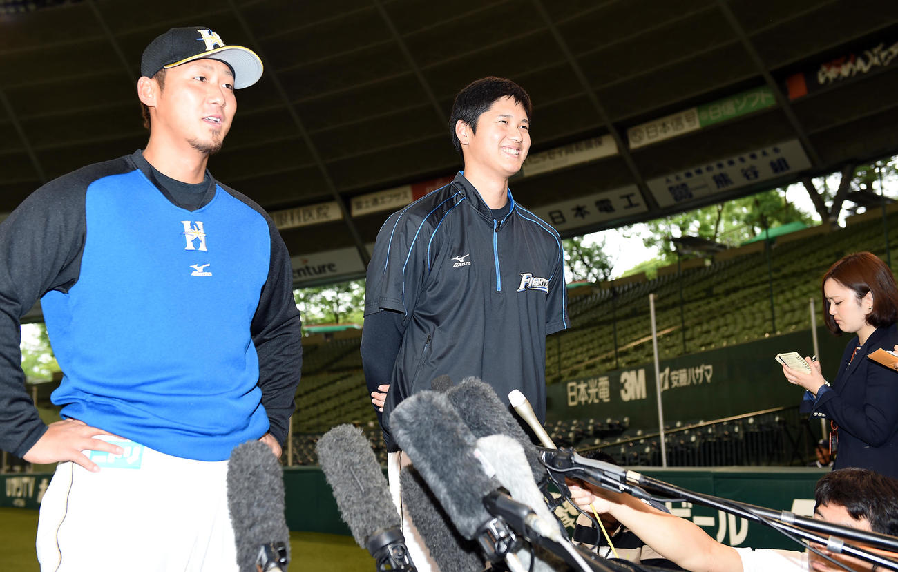 ファン投票で球宴出場が決まった日本ハム大谷（中央）は笑顔で中田と一緒に囲み取材に応じる（2015年6月26日撮影）