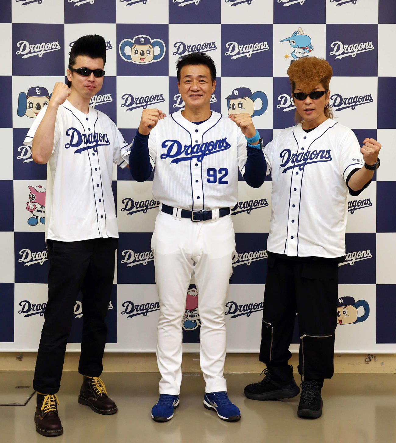 東海ラジオのゲストとしてバンテリンドームに来場し、中日与田監督（中央）を激励した氣志團の綾小路翔（右）と西園寺瞳