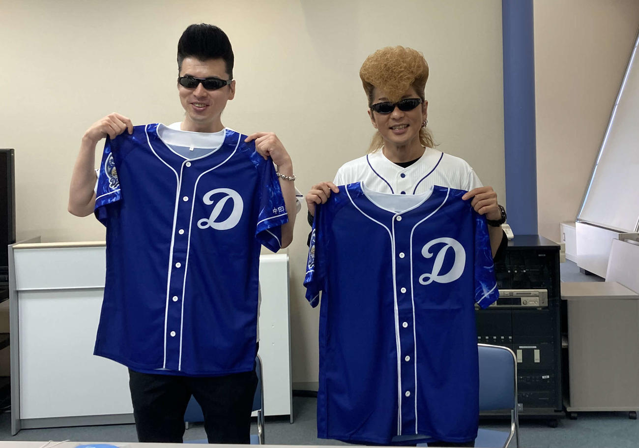 東海ラジオのゲストとしてバンテリンドームに来場し、与田監督を激励した氣志團、綾小路翔（右）と西園寺瞳