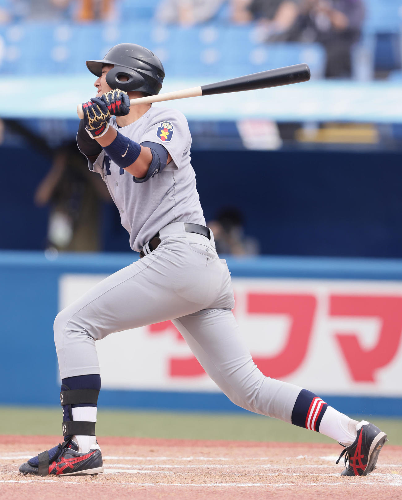 東大対慶大　7回裏慶大1死、右飛に倒れた清原（撮影・足立雅史）