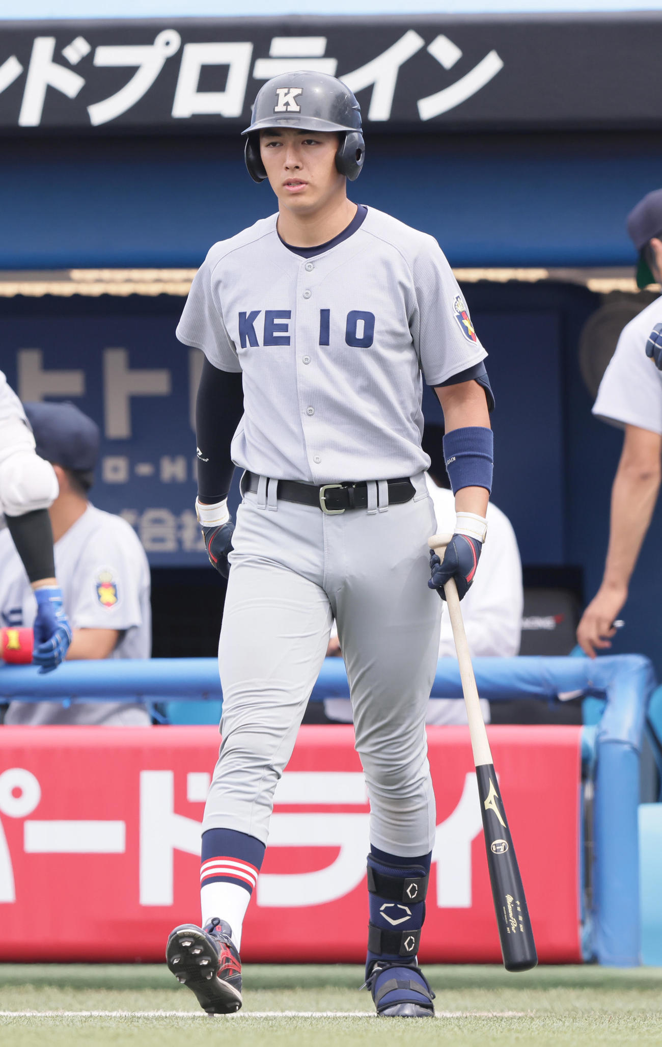 東大対慶大　7回裏慶大1死、打席へと向かう清原のバットには「中田翔」の文字（撮影・足立雅史）