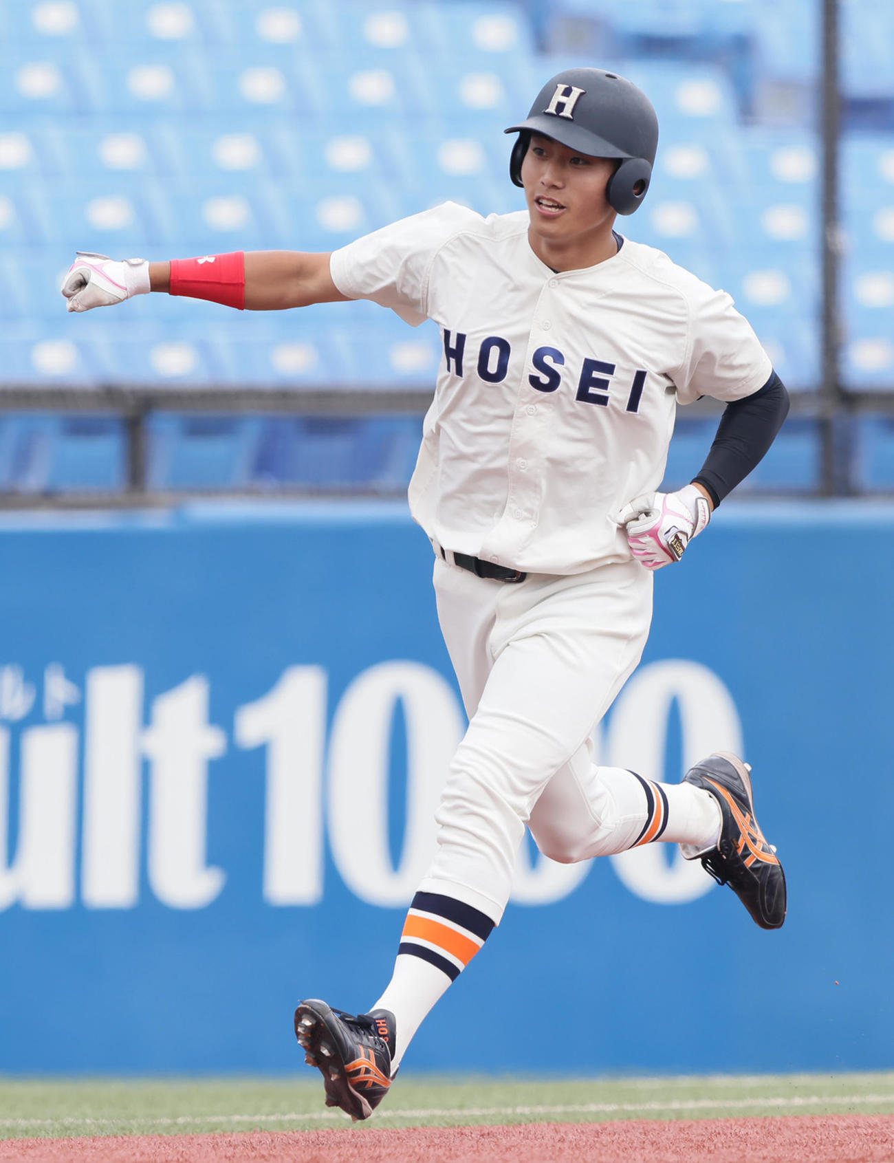 明大対法大　2回裏法大無死、右越え本塁打を放ちガッツポーズする姫木（撮影・足立雅史）