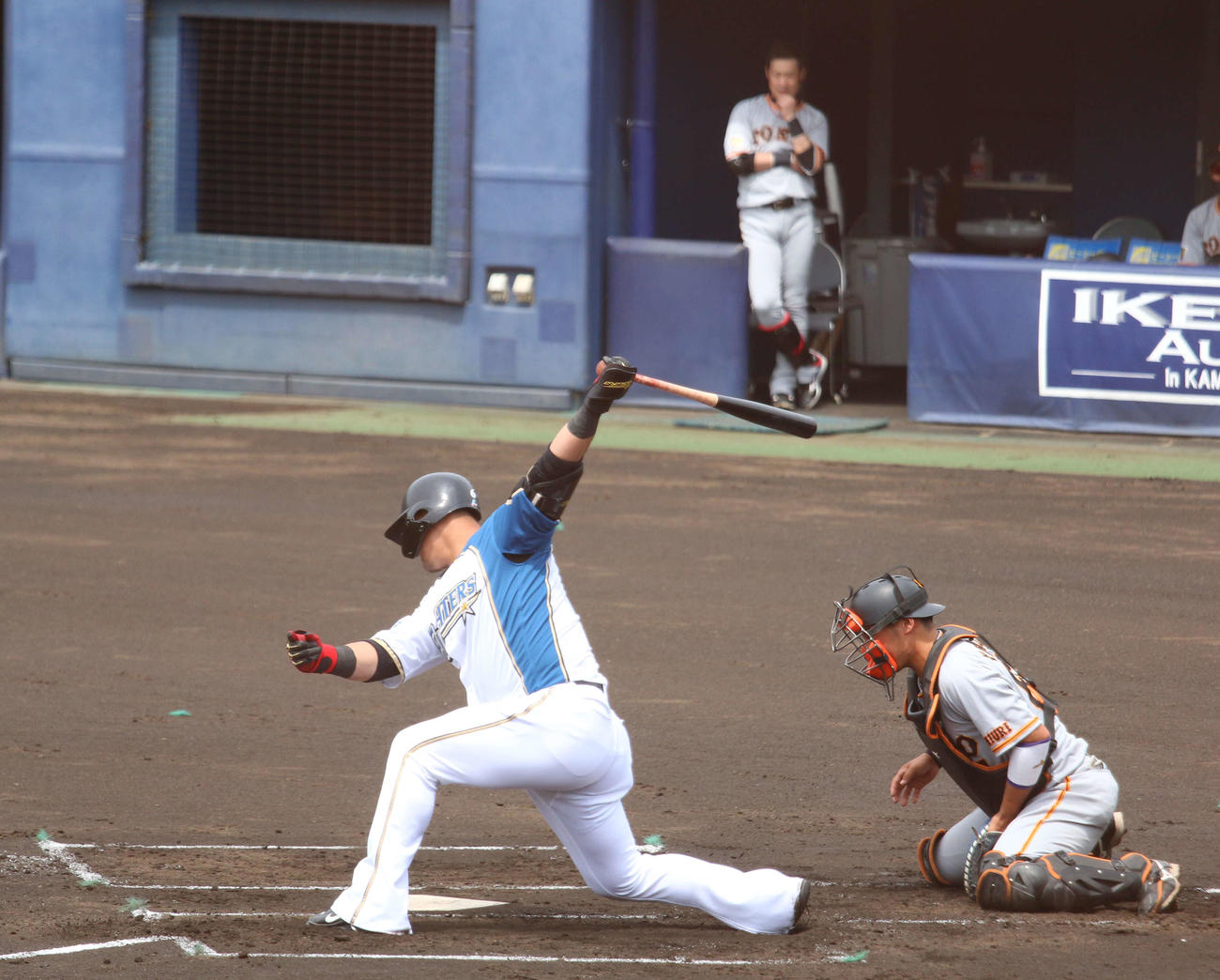 イースタン・リーグ　日本ハム対巨人　1回裏2死一塁　空振り三振に倒れる日本ハム中田（後方は巨人亀井）（撮影・木下大輔）