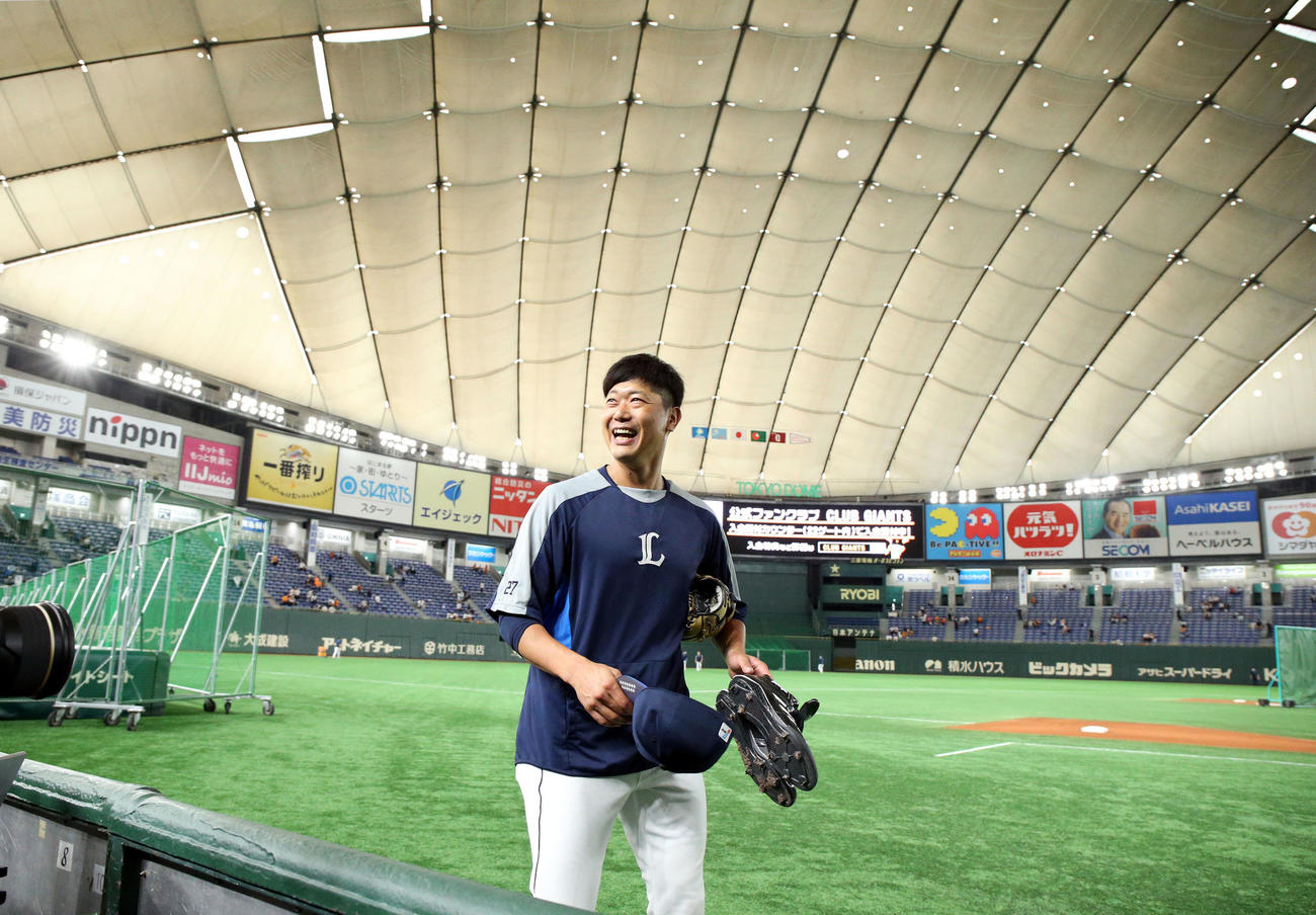 巨人対西武　試合前、スタンドに知り合いを見つけて笑顔を見せる西武内海（撮影・浅見桂子）