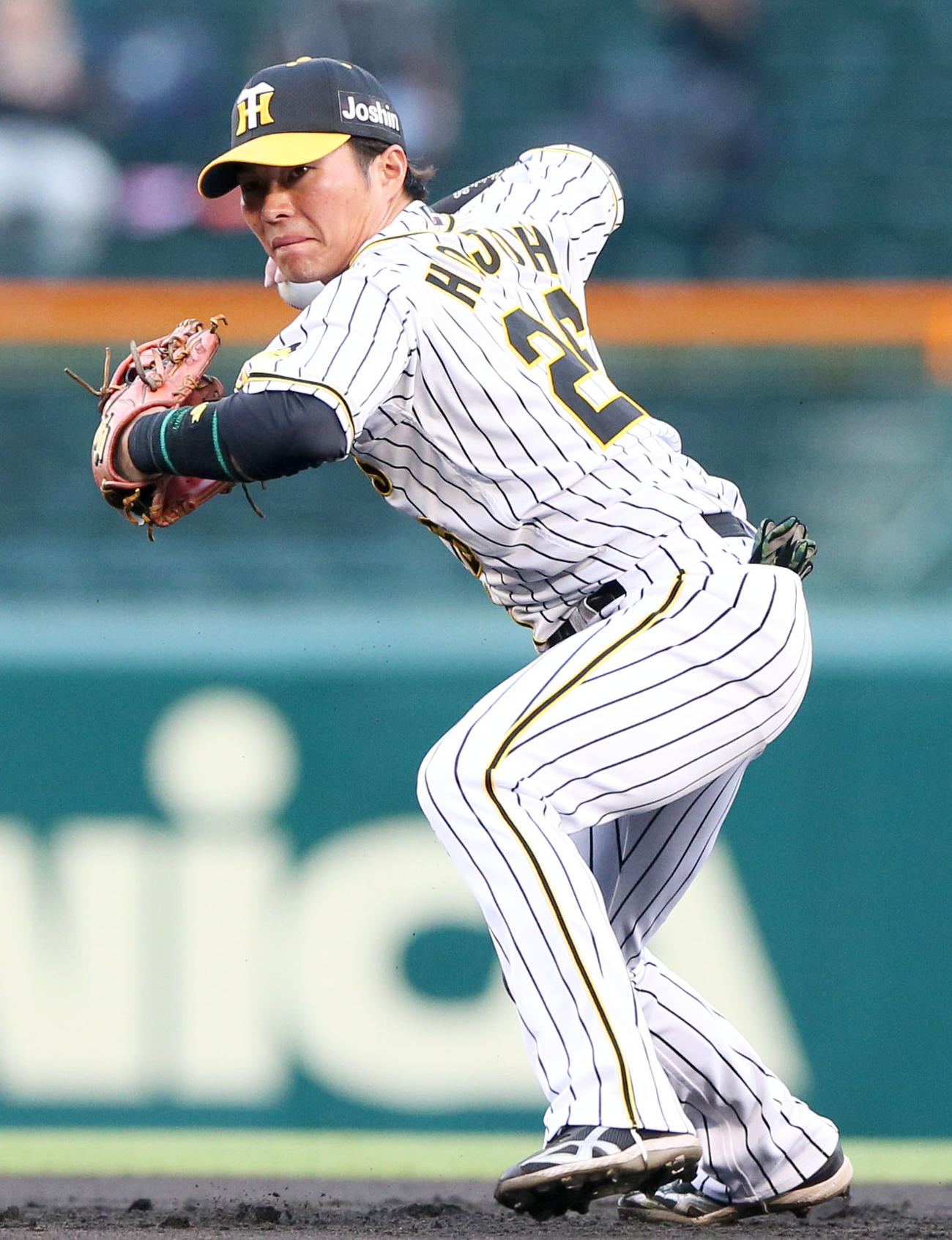 阪神対オリックス　1回表オリックス2死満塁、伏見の打球を好捕し一塁でアウトにする二塁手北條（撮影・上山淳一）