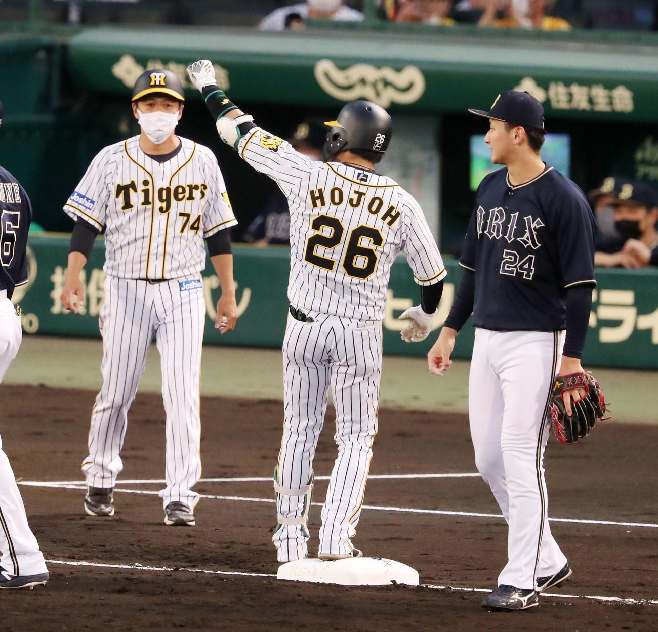 阪神対オリックス　3回裏阪神2死二塁、北條は左前適時打を放ち相手エラーで三塁進塁。ベンチに向かってガッツポーズを見せる（撮影・加藤哉）