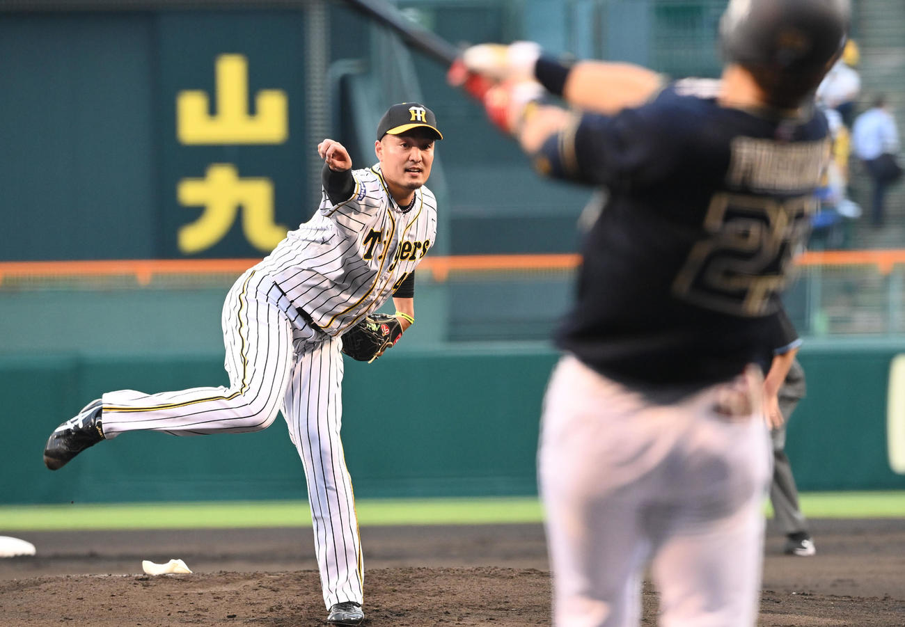 阪神対オリックス　阪神先発の秋山（撮影・前岡正明）