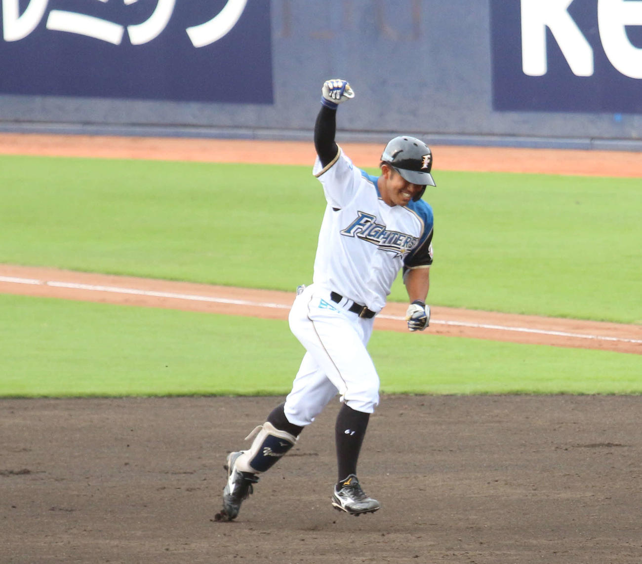 イースタン・リーグ　日本ハム対巨人　9回裏1死満塁　サヨナラ内野安打を放ってガッツポーズする日本ハム今川（撮影・木下大輔）