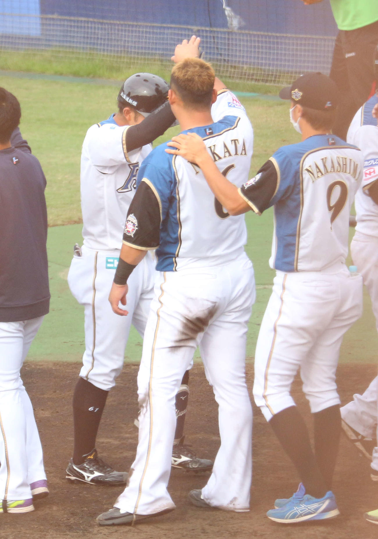 イースタン・リーグ　日本ハム対巨人　9回裏1死満塁　サヨナラ内野安打を放った日本ハム今川優馬外野手は中田とハイタッチ（右は中島）（撮影・木下大輔）