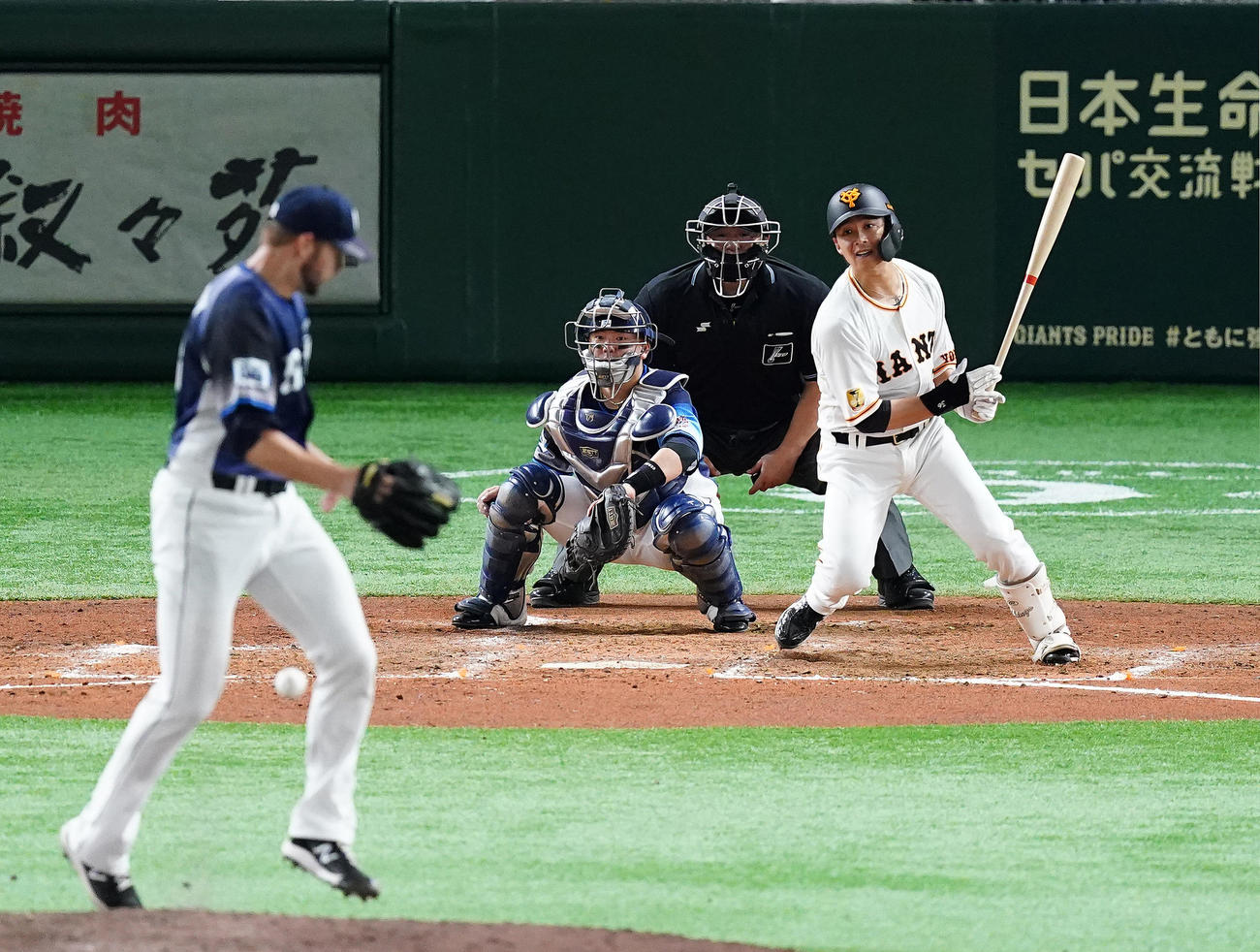 巨人対西武　5回裏巨人2死一塁、ダーモディ（左）へ投手強襲の安打を放つ石川（撮影・菅敏）