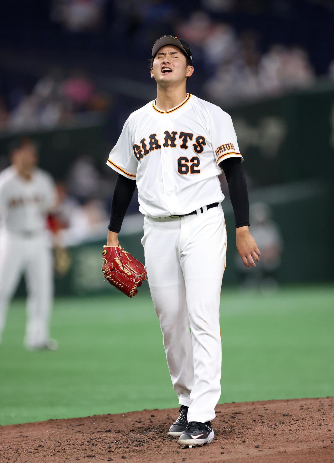 巨人対西武　3回表西武1死二塁、山川に先制2点本塁打を打たれた瞬間、顔をしかめる巨人横川（撮影・狩俣裕三）