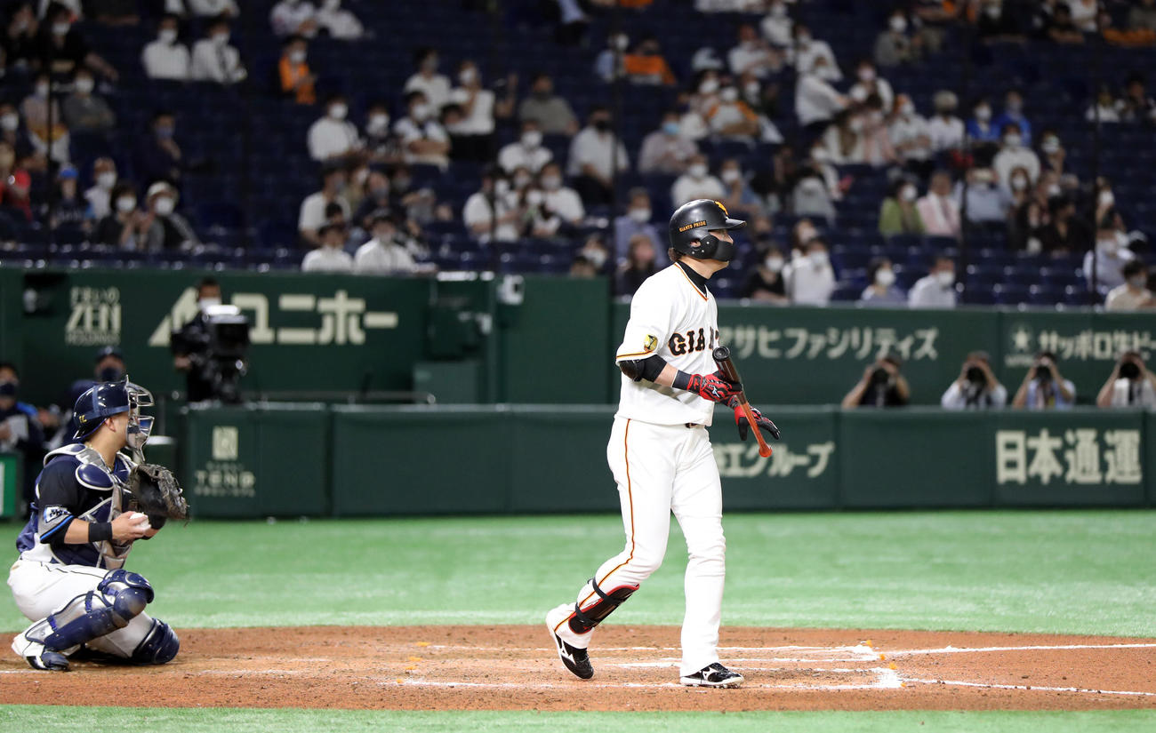 巨人対西武　6回裏巨人2死一、三塁、四球を選ぶ代打亀井（撮影・狩俣裕三）