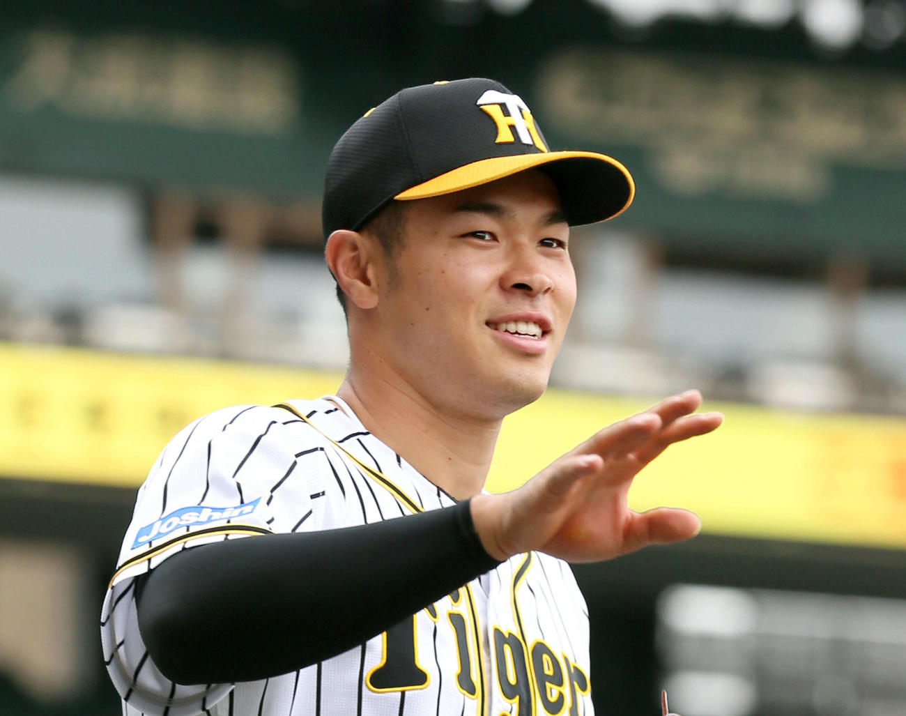 阪神対オリックス　試合前、ファンの声かけに笑顔で応える阪神佐藤輝明（撮影・上山淳一）
