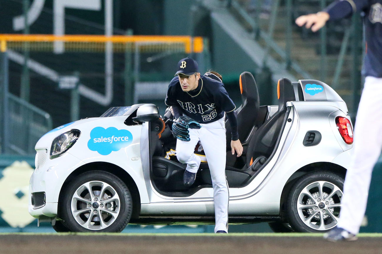 阪神対オリックス　6回、オリックス2番手で能見がコールされリリーフカーでマウンドに向かう（撮影・上山淳一）