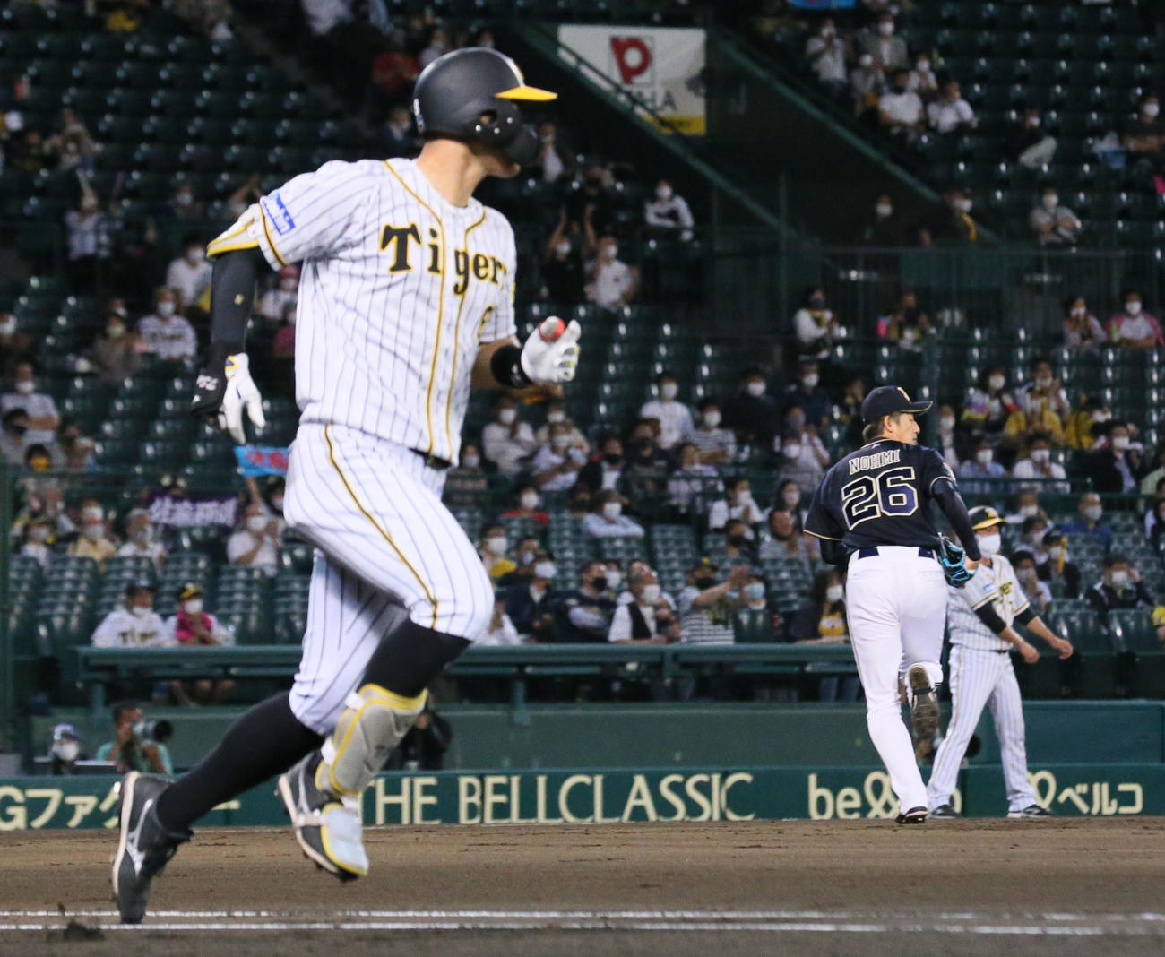 阪神対オリックス　6回裏阪神1死一塁、能見は佐藤輝（手前）に右前打を打たれる（撮影・上山淳一）