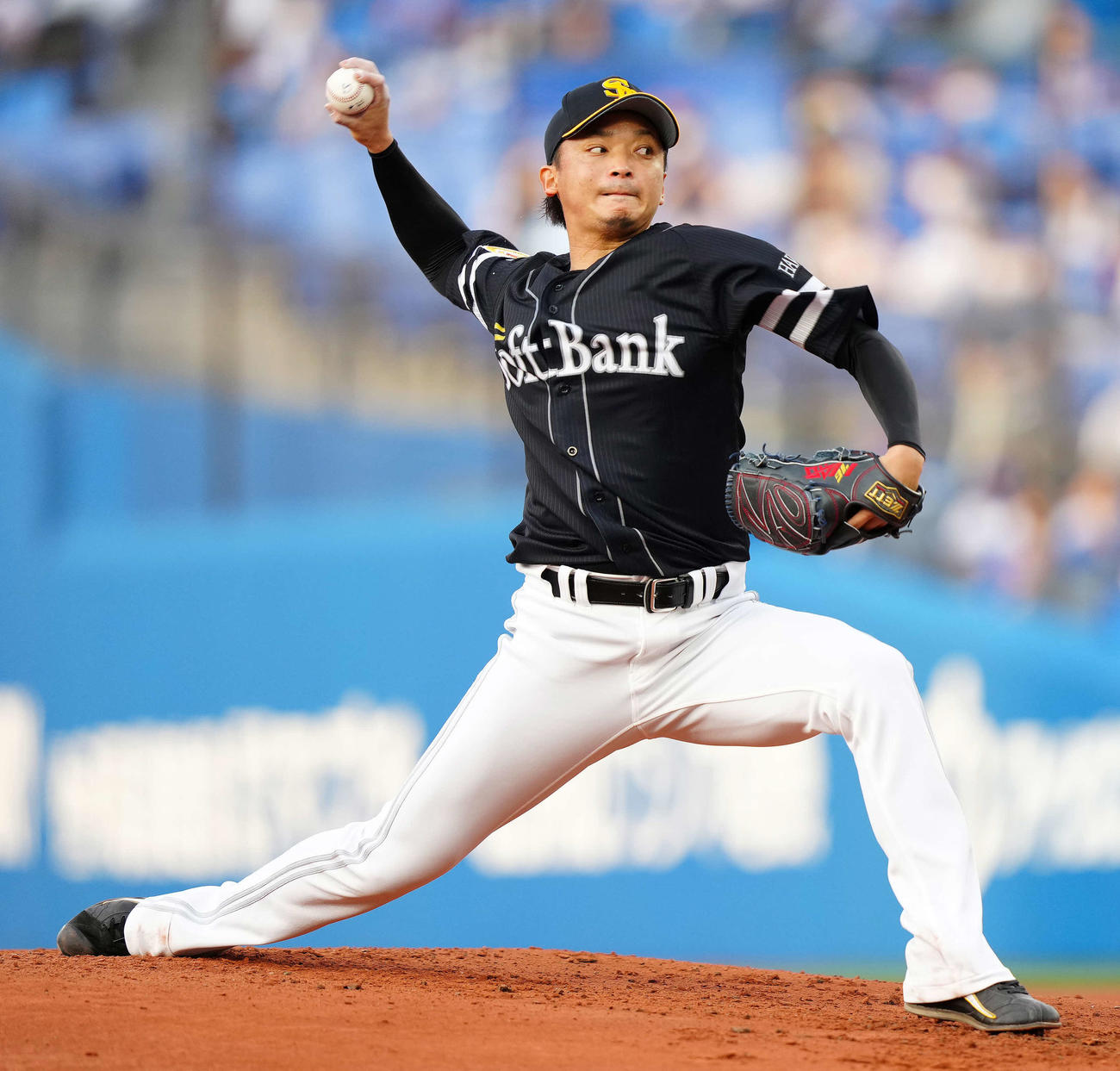 DeNA対ソフトバンク　ソフトバンク先発の東浜（撮影・江口和貴）