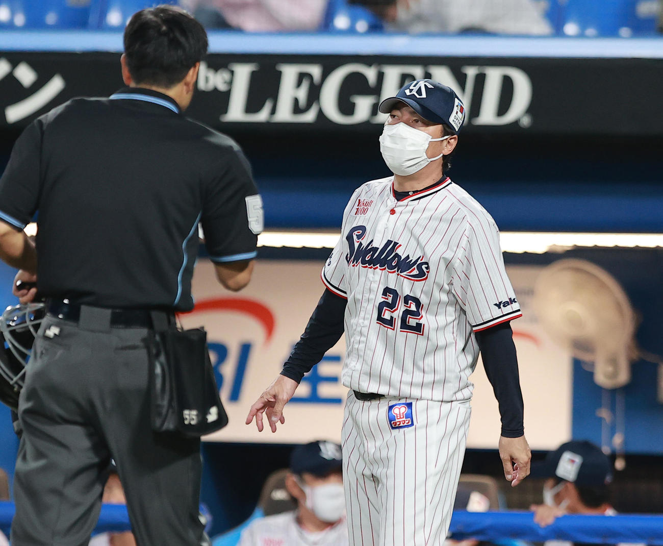ヤクルト対楽天　選手交代を告げるヤクルト高津監督（撮影・野上伸悟）