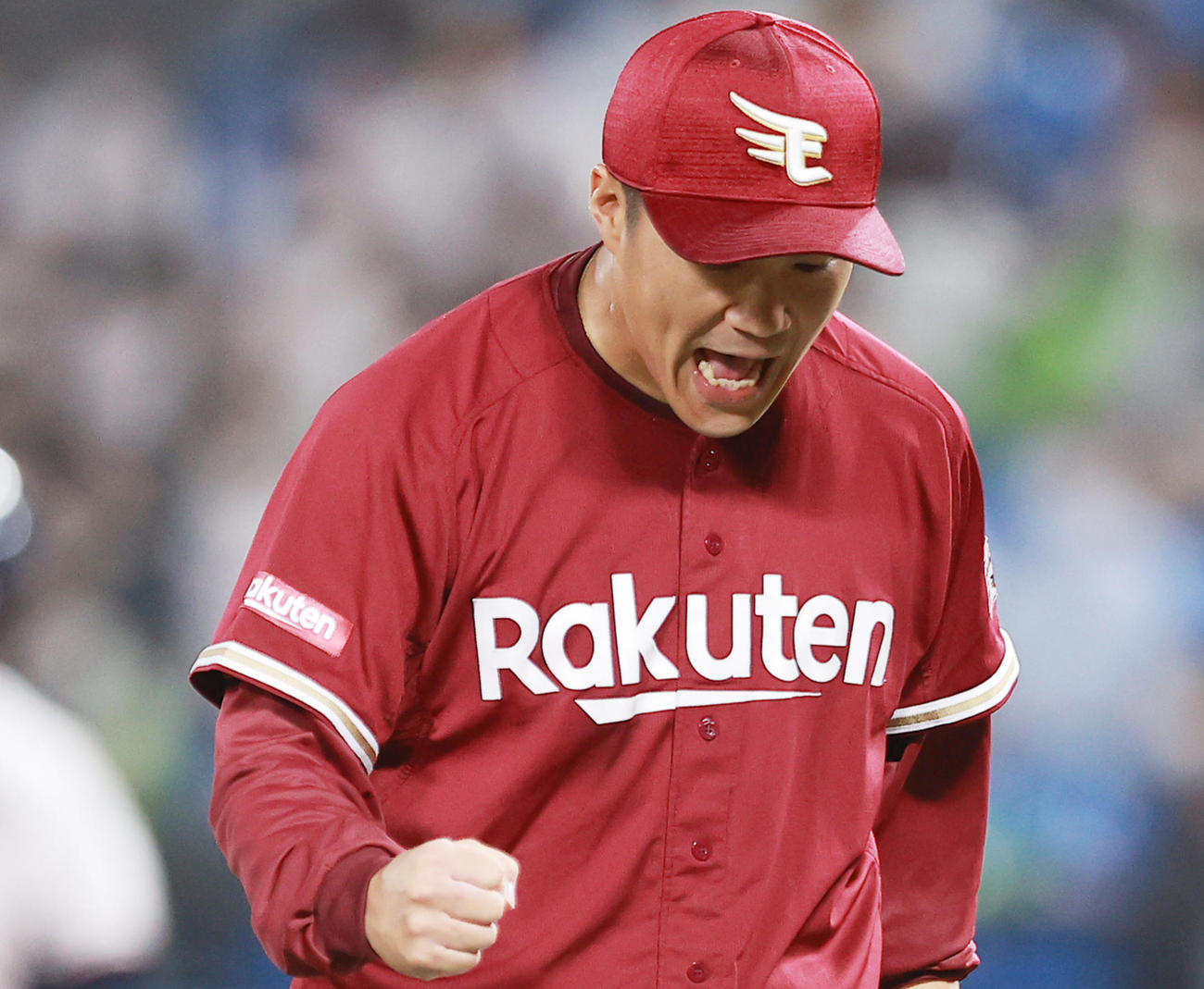 ヤクルト対楽天　5回裏ヤクルト2死一、二塁、中村を遊ゴロに仕留めほえる楽天則本昂（撮影・野上伸悟）