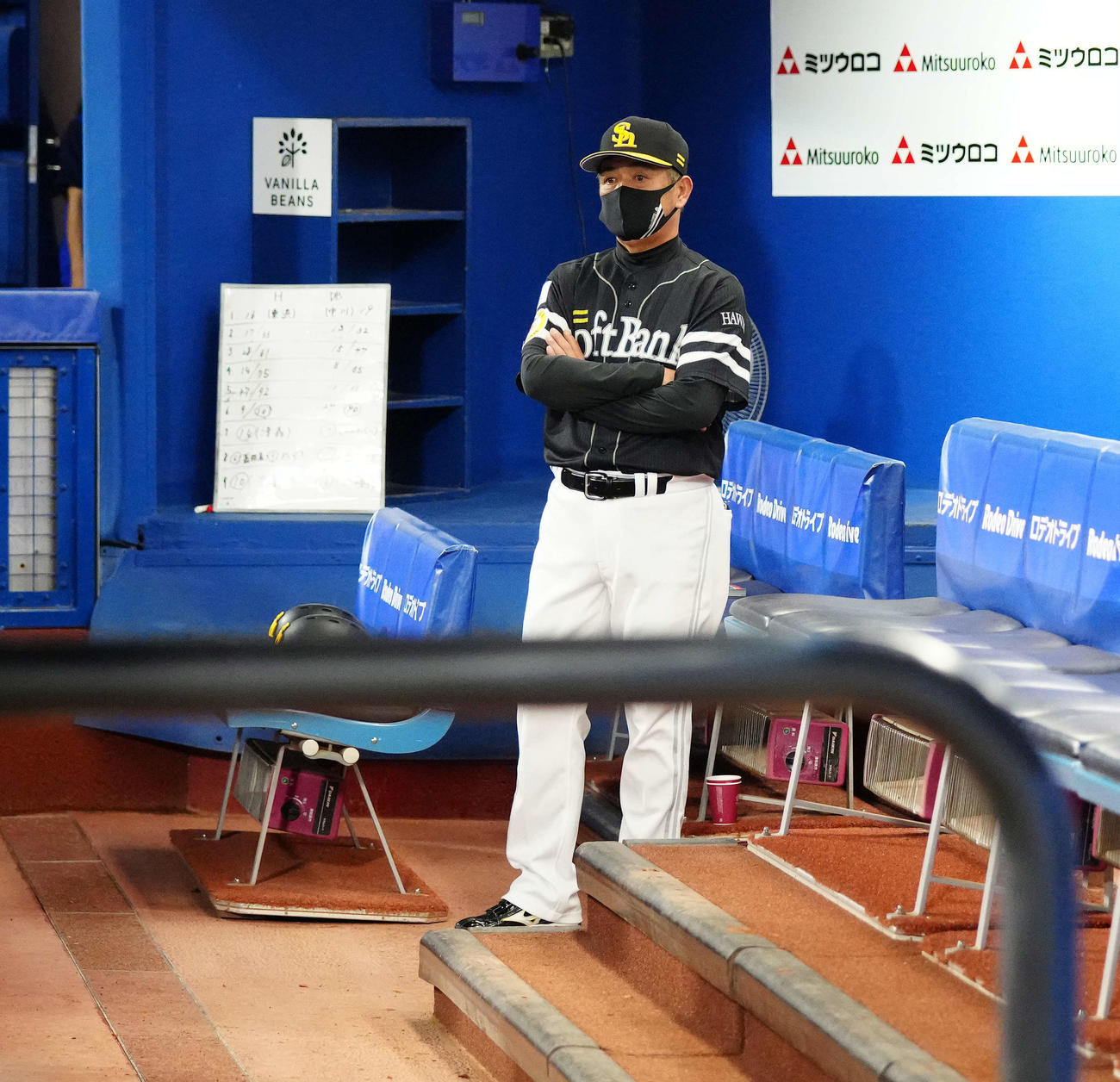 DeNA対ソフトバンク　試合後、ベンチでソフトバンク投手陣の引き揚げを待つ工藤監督（撮影・江口和貴）