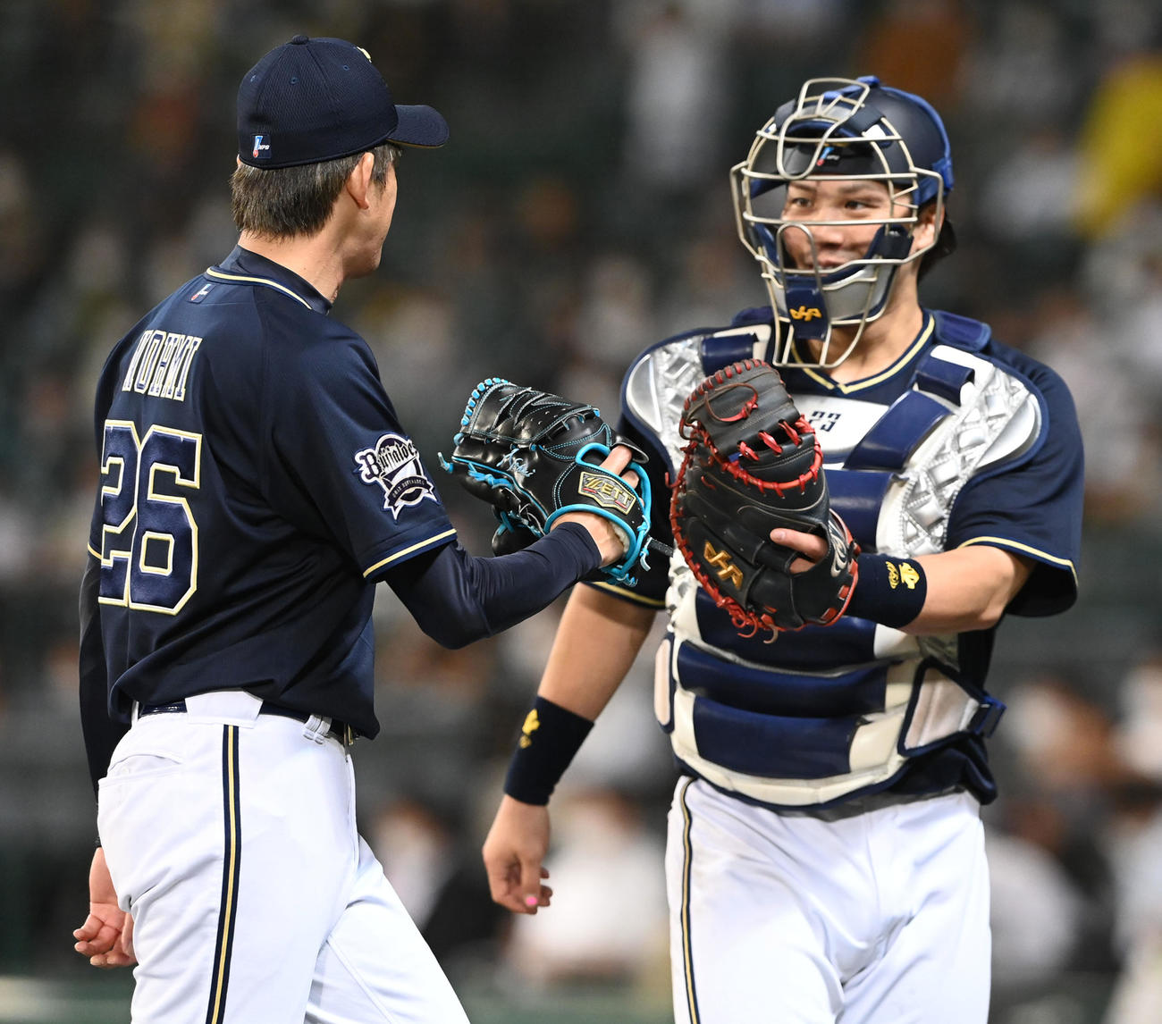 阪神対オリックス　6回、能見（左）とグラブタッチの伏見（撮影・前岡正明）