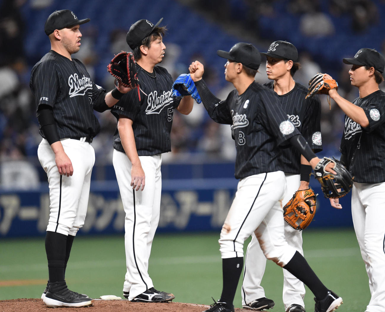 中日対ロッテ　試合終了、ナインとタッチを交わす益田（撮影・森本幸一）