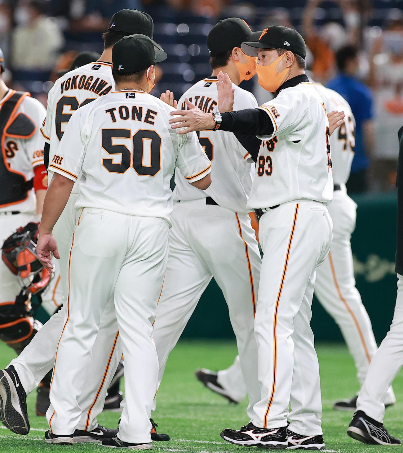 巨人対西武　勝利投手の戸根（左）とねぎらう原監督（撮影・浅見桂子）