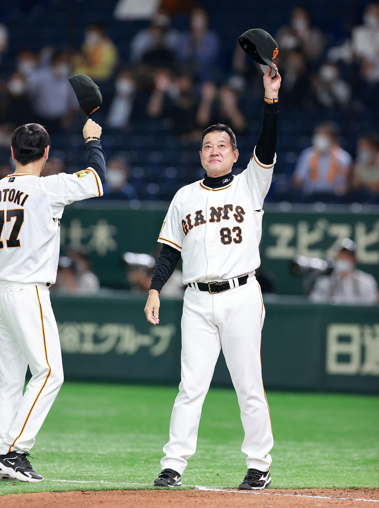 巨人対西武　勝利し、笑顔でスタンドに手を振る巨人原監督（撮影・浅見桂子）