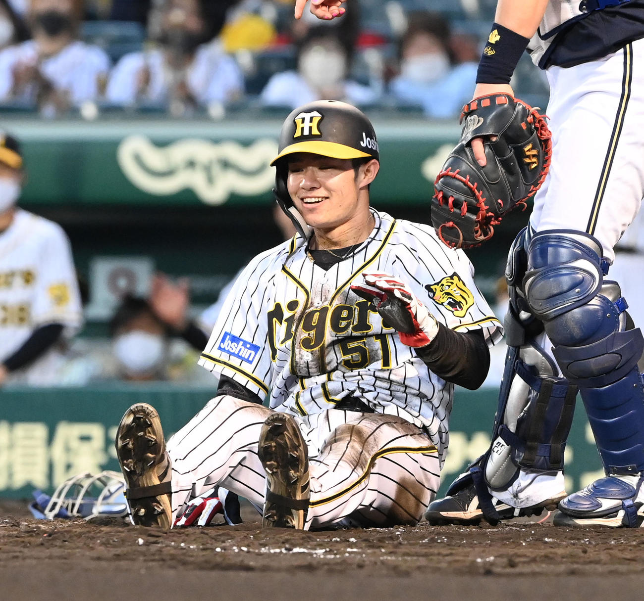 阪神対オリックス　3回裏阪神2死二塁、北條の左前適時打で生還し笑顔を見せる中野（撮影・前岡正明）